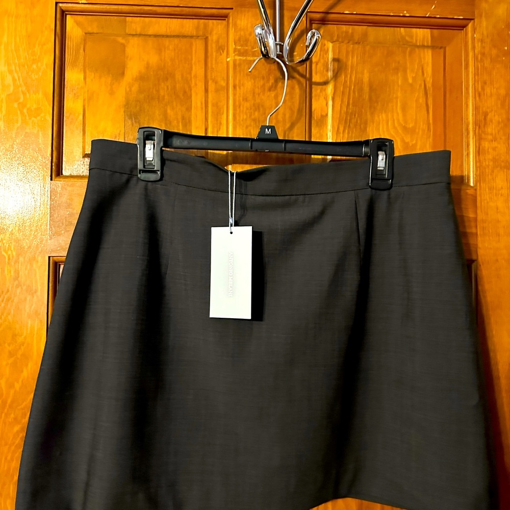 NWT Antonio Melani Light Grey Monroe Skirt. Size 14.